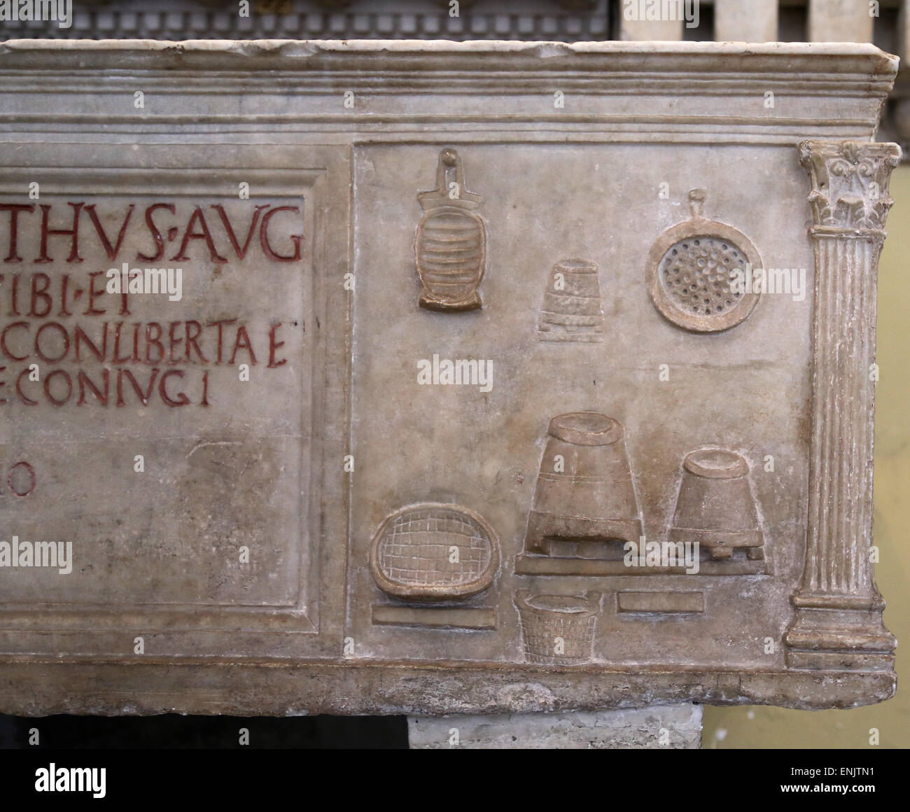 URN Inhaber des Müllers Publius Nonius Zethos. Von Ostia. Die Reliefs zeigen Szenen des Müllers Arbeit. Werkzeuge. Stockfoto
