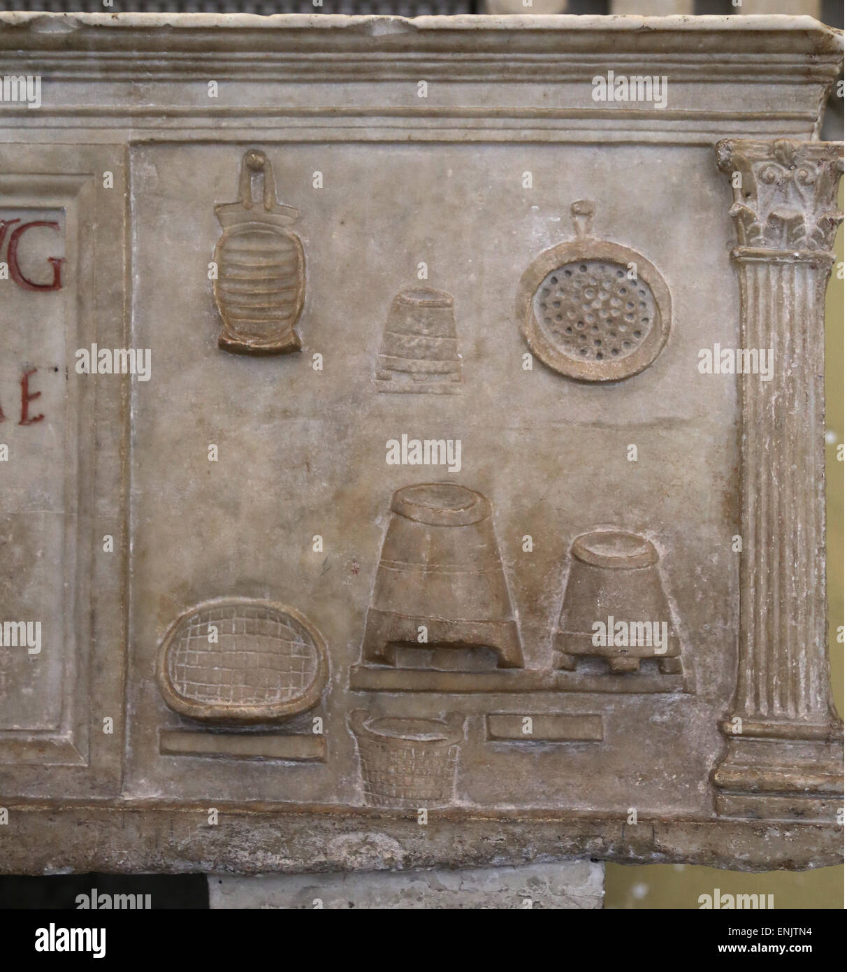 URN Inhaber des Müllers Publius Nonius Zethos. Von Ostia. Die Reliefs zeigen Szenen des Müllers Arbeit: Werkzeuge. Stockfoto