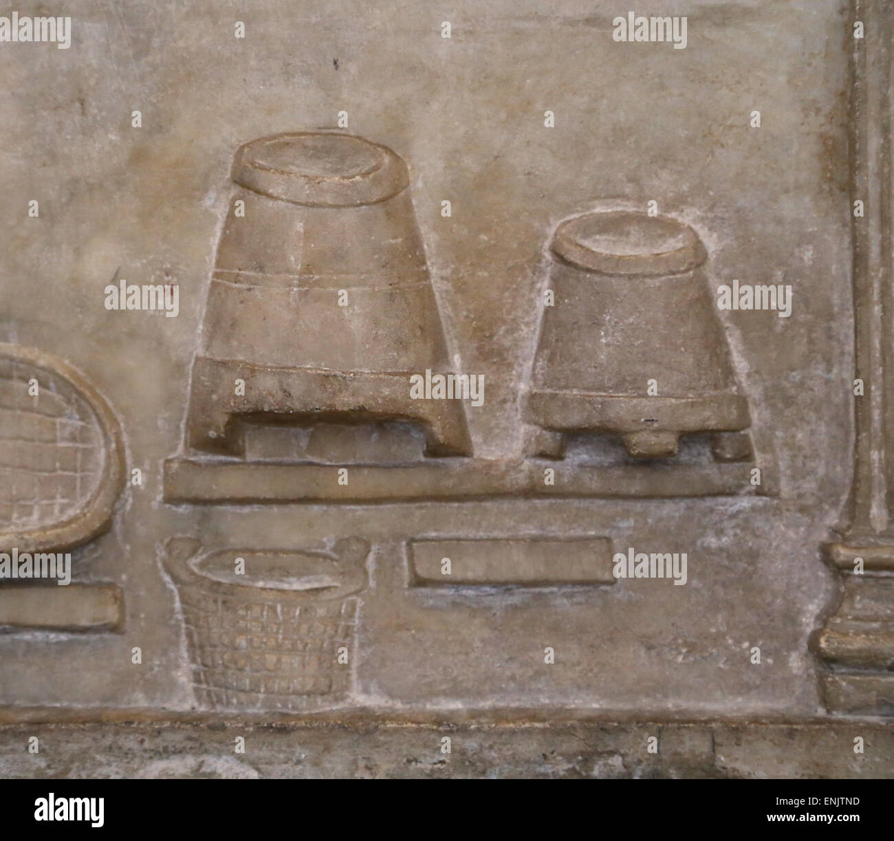 URN Inhaber des Müllers Publius Nonius Zethos. Von Ostia. Die Reliefs zeigen Szenen des Müllers Arbeit: Werkzeuge. Stockfoto