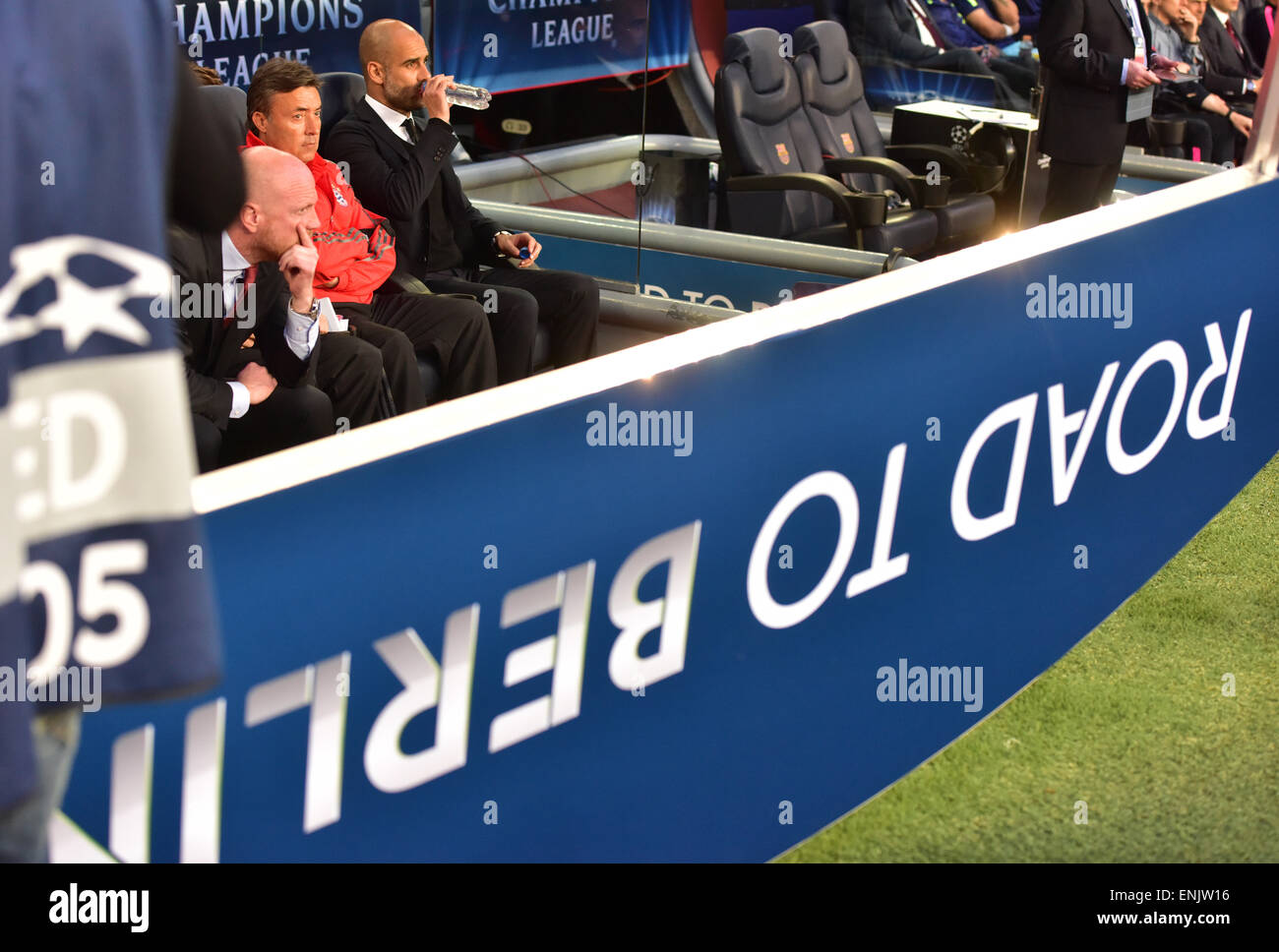 Camp Nou, Barcelona, Spanien. 6. Mai 2015. Münchens sporting Direktor Matthias Sammer (L-R), Co-Trainer Domenec Torrent und Trainer Pep Guardiola gelten während der UEFA Champions League Halbfinale Hinspiel Fussball Spiel zwischen FC Barcelona und dem FC Bayern München im Camp Nou, Barcelona, Spanien, 6. Mai 2015. Foto: Peter Kneffel/Dpa/Alamy Live News Stockfoto