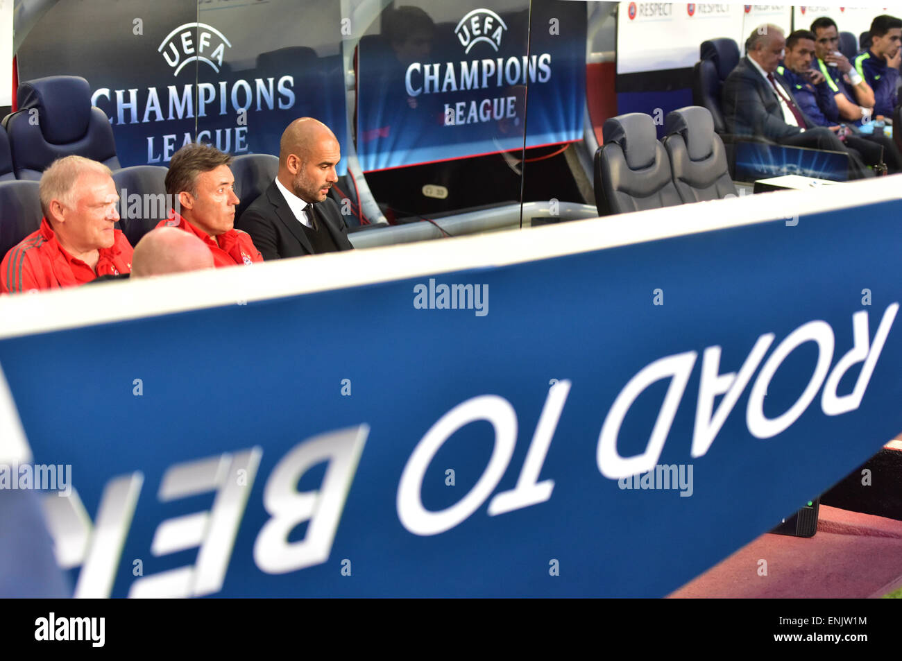 Camp Nou, Barcelona, Spanien. 6. Mai 2015. Münchens Assiastant Trainer Hermann Gerland (L-R), Co-Trainer Domenec Torrent und Trainer Pep Guardiola sind während der UEFA Champions League-Halbfinale gesehen Bein zuerst Fussball Spiel zwischen FC Barcelona und dem FC Bayern München im Camp Nou, Barcelona, Spanien, 6. Mai 2015. Foto: Peter Kneffel/Dpa/Alamy Live News Stockfoto