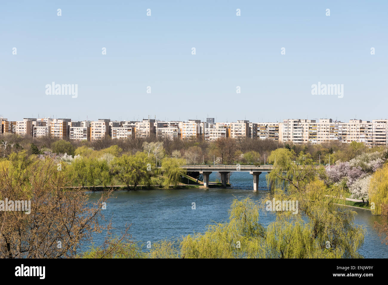Bukarest-Blick vom Tineretului Park im Frühling Stockfoto