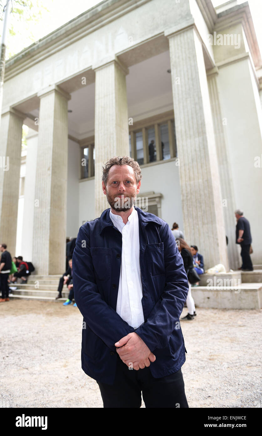 Venedig, Italien. 6. Mai 2015. Künstler Olaf Nicolai steht vor dem deutschen Pavillon auf der Biennale in Venedig, Italien, 6. Mai 2015. Die internationale Kunstmesse "La Biennale di Venezia 2015" verkehrt von 09 Mai bis 22. November 2015. Foto: FELIX HOERHAGER/Dpa/Alamy Live News Stockfoto