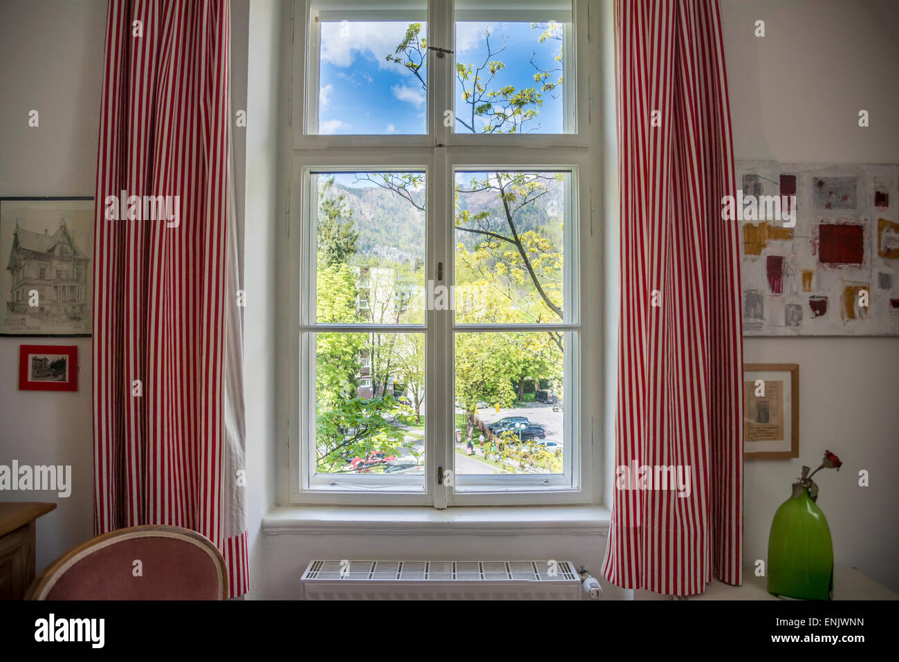 Alte Holzfenster mit rot-weiß gestreiften Vorhänge, Österreich Stockfoto