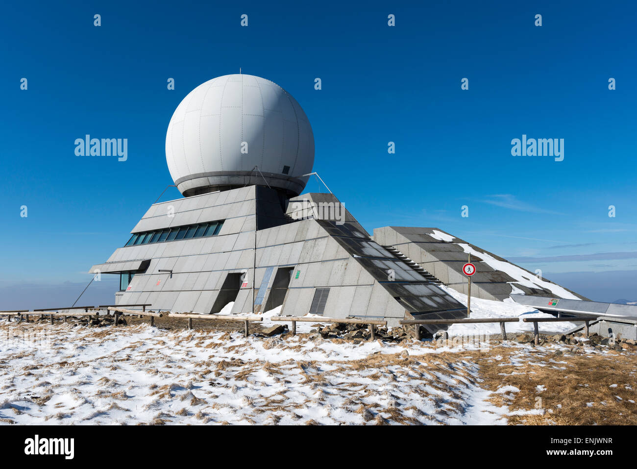 Moderne Radarstation auf dem Grand Ballon, Überwachung der Luftfahrt seit 1998, mit einer Aussichtsplattform, Vogesen, Soultz-Haut-Rhin Stockfoto