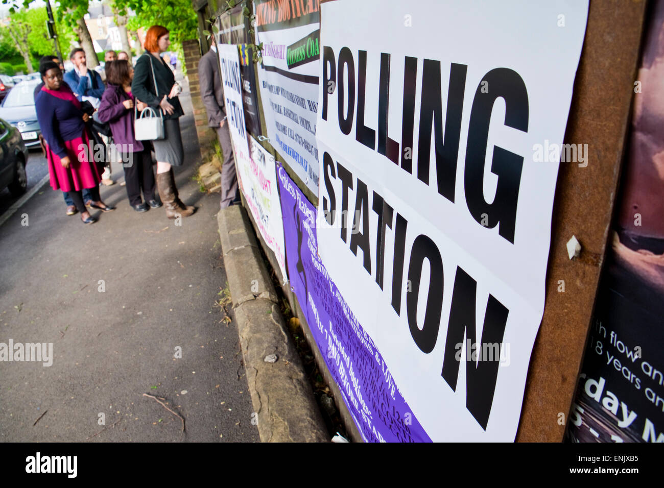 Stroud Green. Britische allgemeine Wahl. 5. Mai 2015. Wähler in die Warteschlange in einem Wahllokal in den wichtigsten marginal Sitz Hornsey und Wood Green im Norden Londons, wo Labours Catherine West erhofft sich der liberale Demokrat Lynne Featherstone verdrängen. (c) Paul Swinney/Alamy Live-Nachrichten Stockfoto