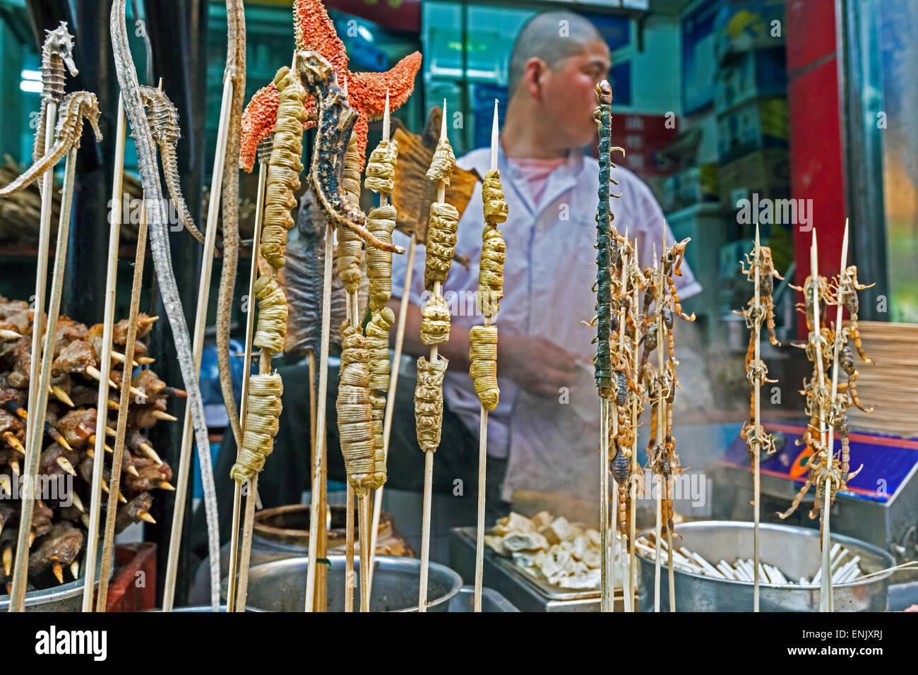 Skorpione, Seepferdchen, Seesterne und andere Köstlichkeiten am Spieß zum Verkauf an Wangfujing Street Night Market, Peking, China, Asien Stockfoto