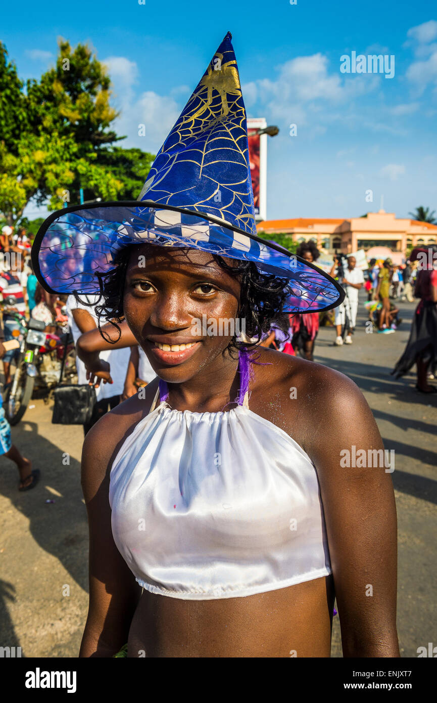 Mädchen posiert auf dem Karneval in der Stadt von São Tomé, Sao Tome und Principe, Atlantik, Afrika Stockfoto
