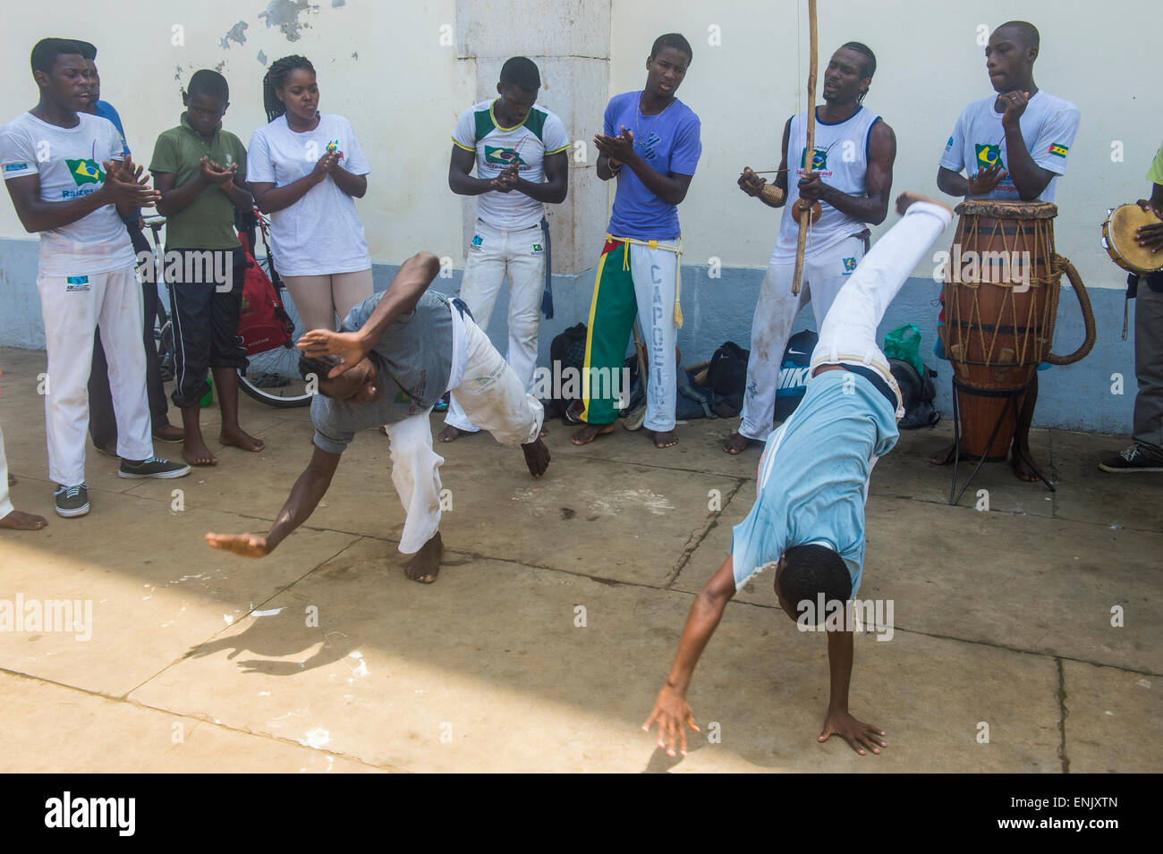 Junge Burschen, die Durchführung von Capoeira in der Stadt von São Tomé, Sao Tome und Principe, Atlantik, Afrika Stockfoto