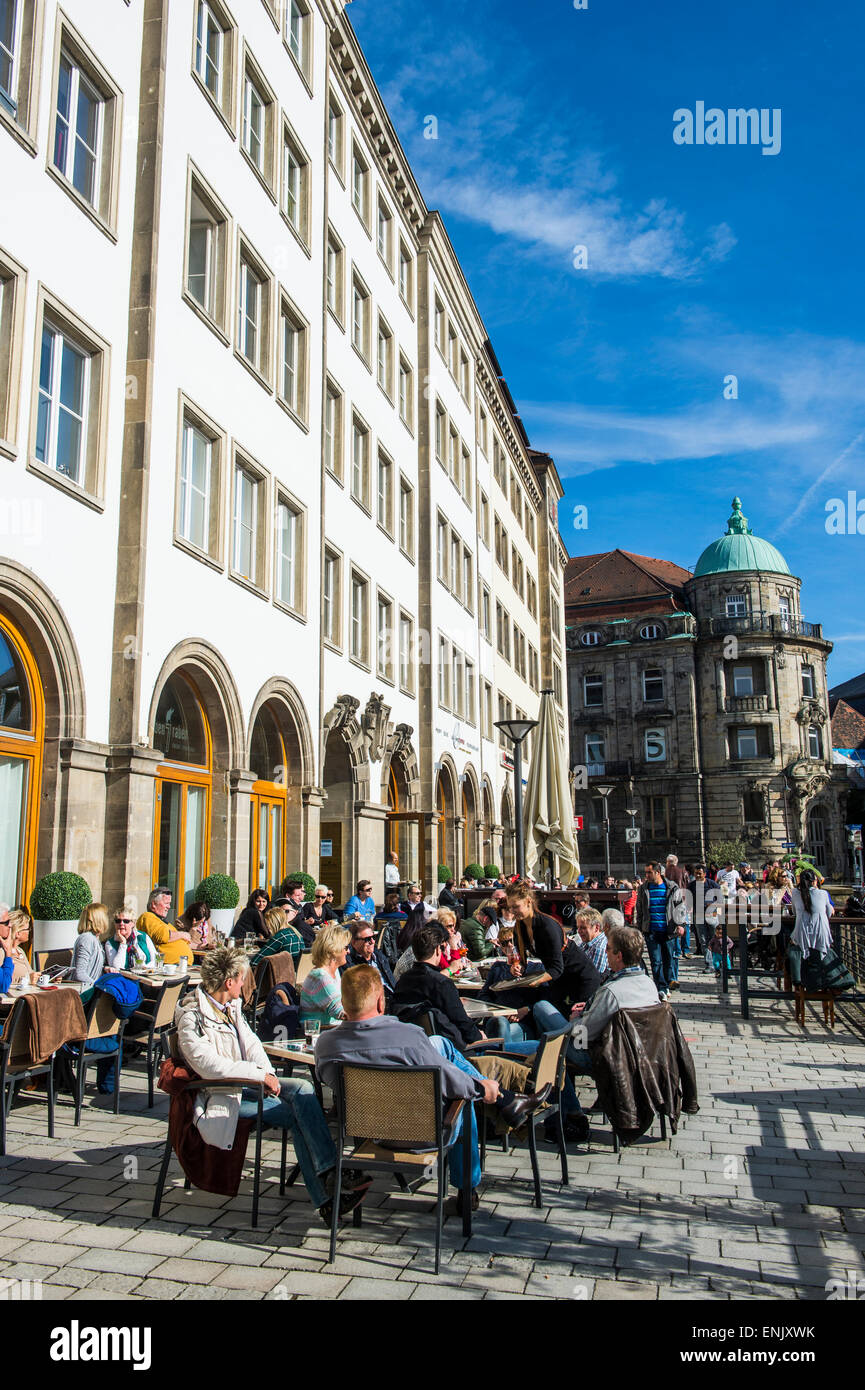 Open-Air-Café im Zentrum von Bayreuth, Upper Franconia, Bayern, Deutschland, Europa Stockfoto