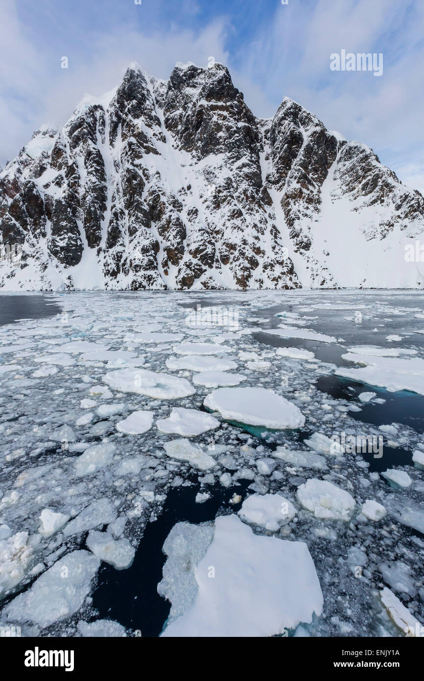 Eisschollen ersticken die Gewässer des Lemaire-Kanal, Antarktis, Polarregionen Stockfoto