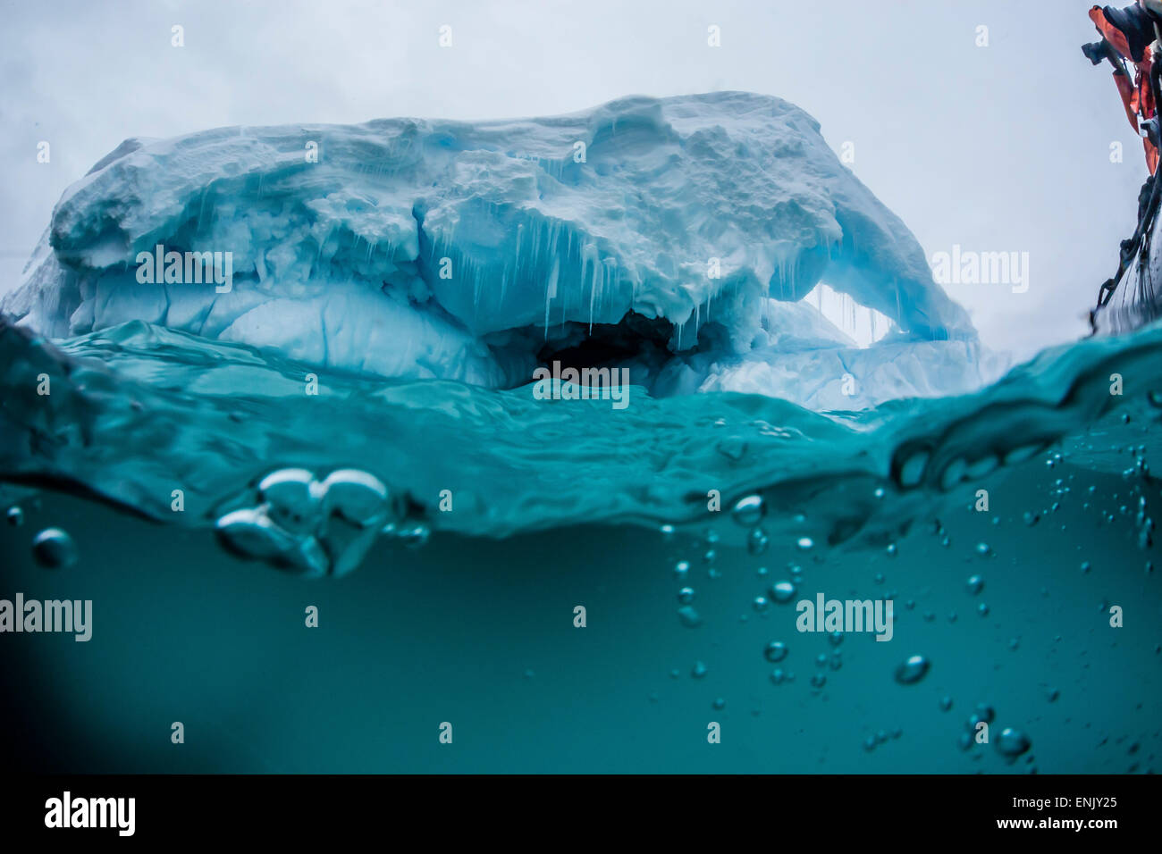 Oben und unten Blick auf das Wasser des Eisbergs am Stand Island, Antarktis, Polarregionen Stockfoto