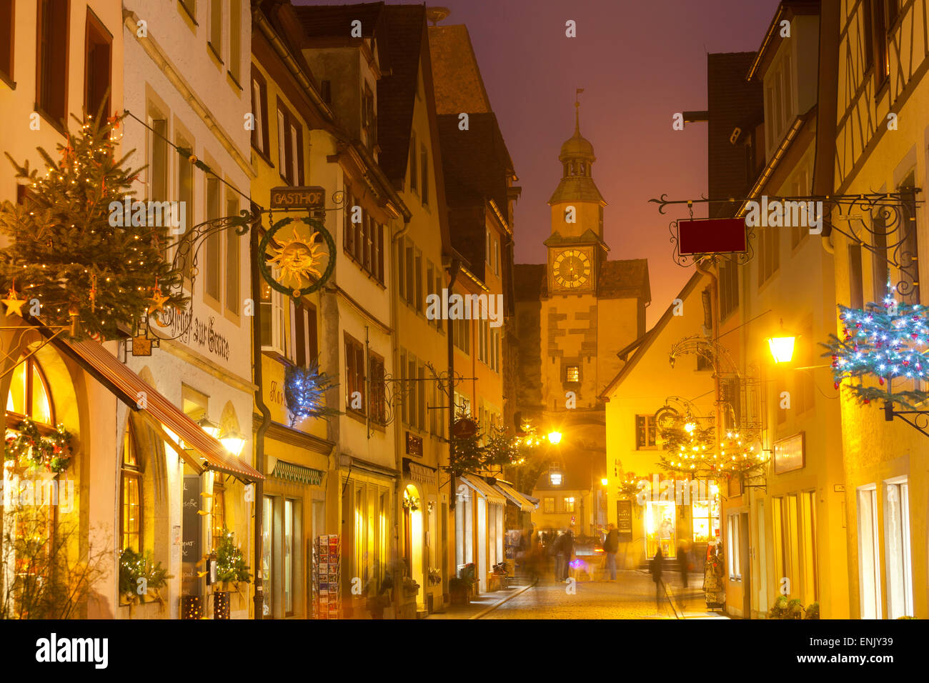 Hafengasse Street und dem Markusturm zu Weihnachten, Rothenburg Ob der Tauber, Bayern, Deutschland, Europa Stockfoto