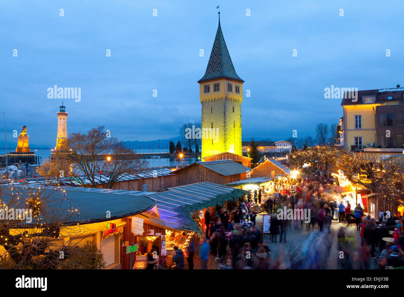 Weihnachtsmarkt entlang Lindaus historischen Hafen, Lindau Im Bodensee, Deutschland, Europa Stockfoto