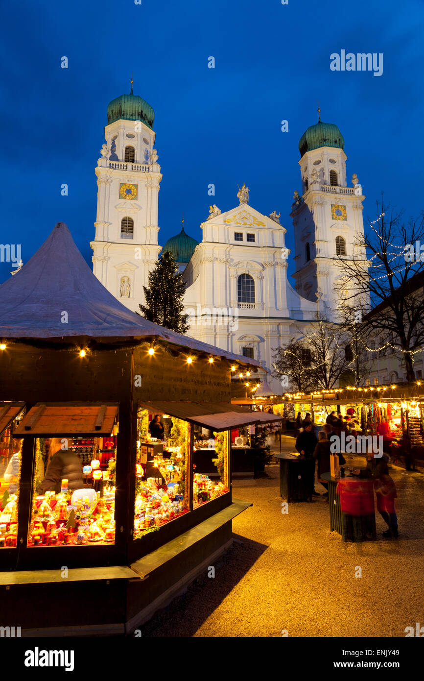 Weihnachtsmarkt vor der Kathedrale von St. Stephan in Passau, Bayern, Deutschland, Europa Stockfoto