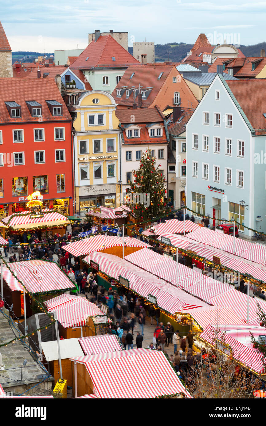 Überblick über den Weihnachtsmarkt in Neupfarrplatz, Regensburg, Bayern, Deutschland, Europa Stockfoto