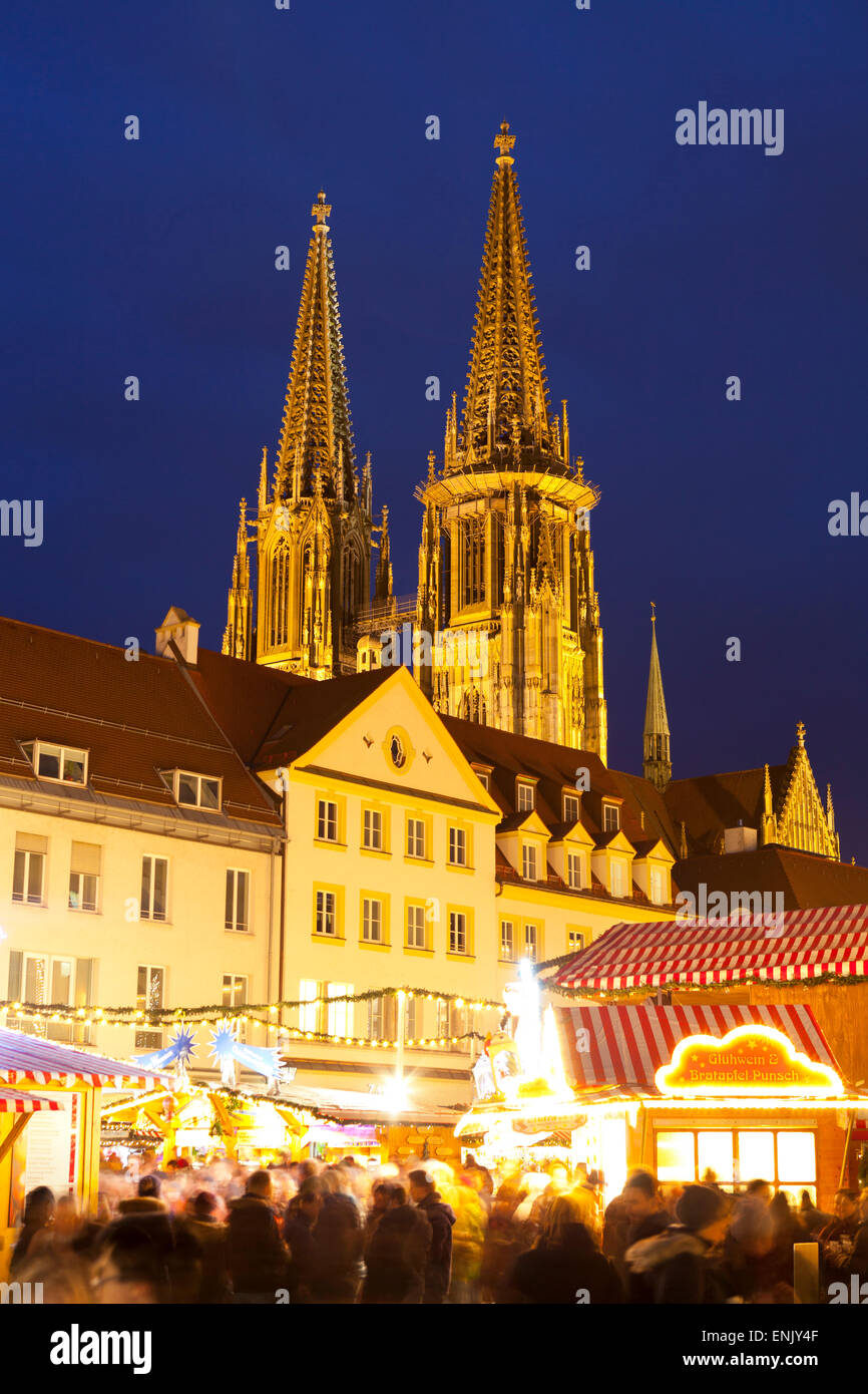 Weihnachtsmarkt in Neupfarrplatz mit der Kathedrale von St. Peter im Hintergrund, Regensburg, Bayern, Deutschland, Europa Stockfoto