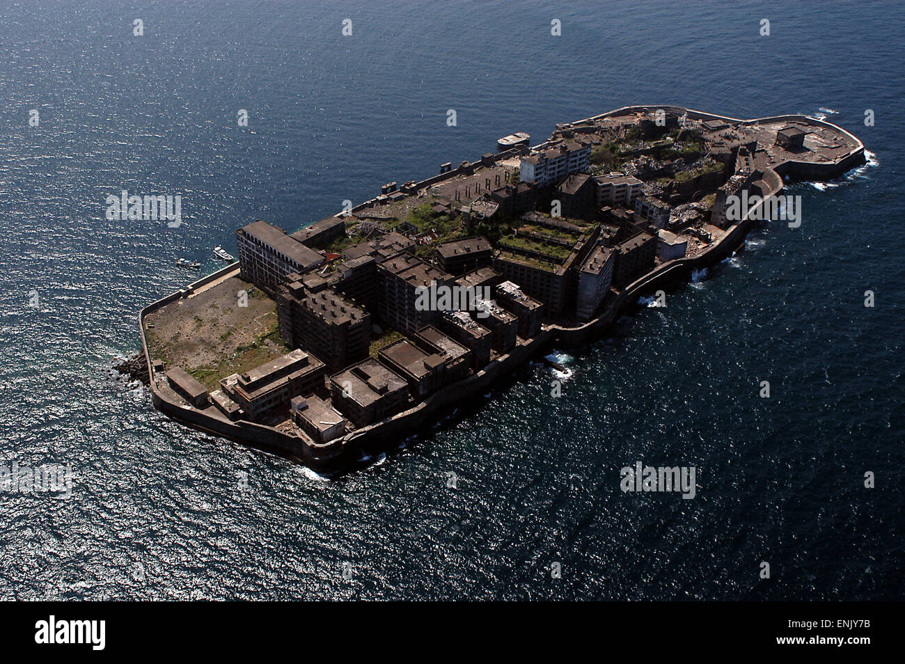 Hashima, Nagasaki, Japan. Auch bekannt als Gunkanjima (Schlachtschiff-Insel), es müssen Kohleminen genutzt und beherbergte über 4.000 Einwohner. Nachdem es in der Mitte des 20. Jahrhunderts aufgegeben wurde die Stadt verwandelte sich in eine Geisterstadt. Stockfoto