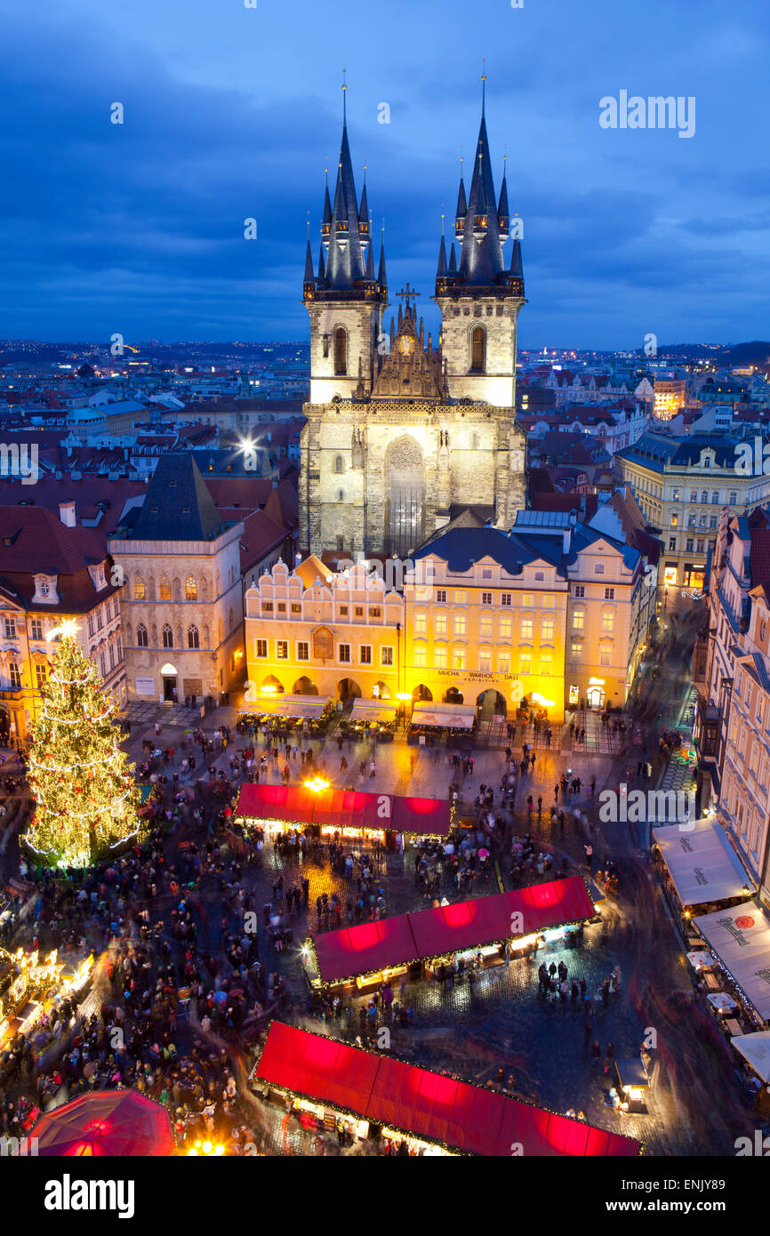 Überblick über den Weihnachtsmarkt und die Kirche der Muttergottes von Tyn auf dem Altstädter Ring, UNESCO, Prag, Tschechische Republik Stockfoto