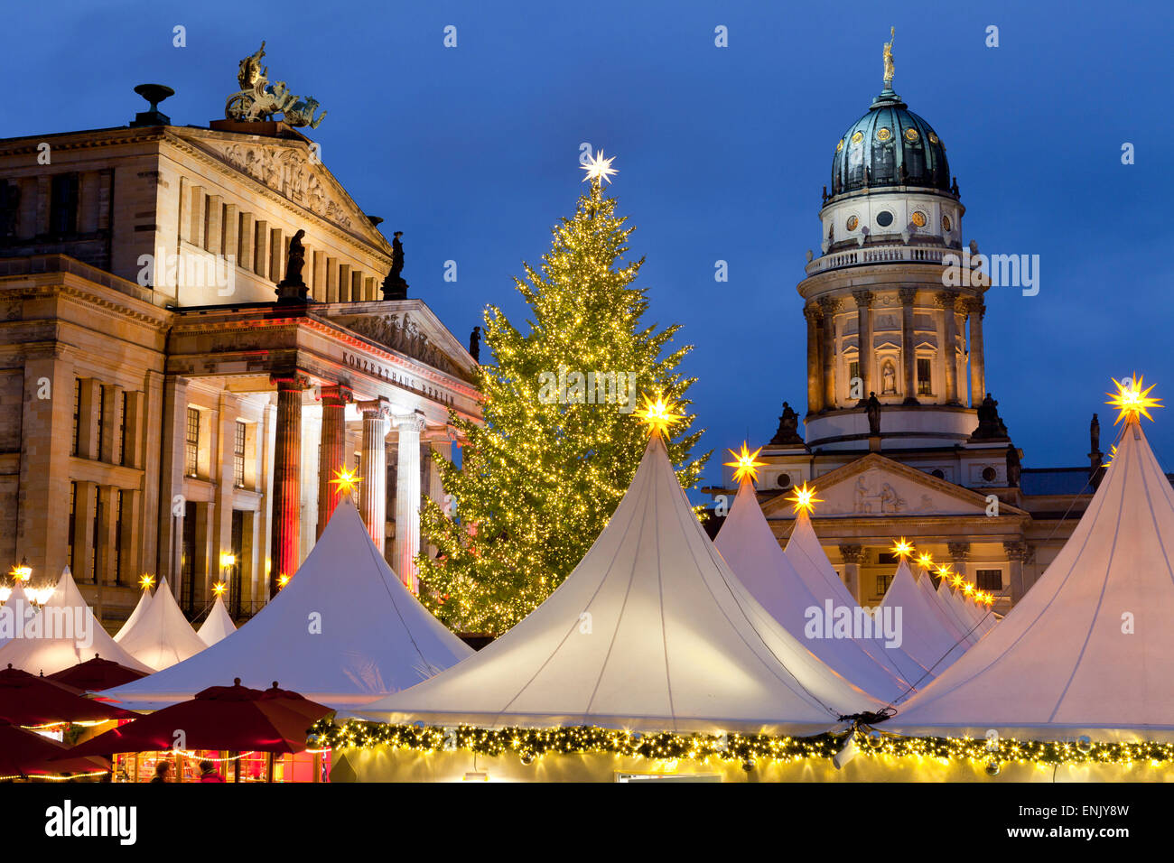 Der Gendarmenmarkt Weihnachtsmarkt, Theater und französischen Dom, Berlin, Deutschland, Europa Stockfoto