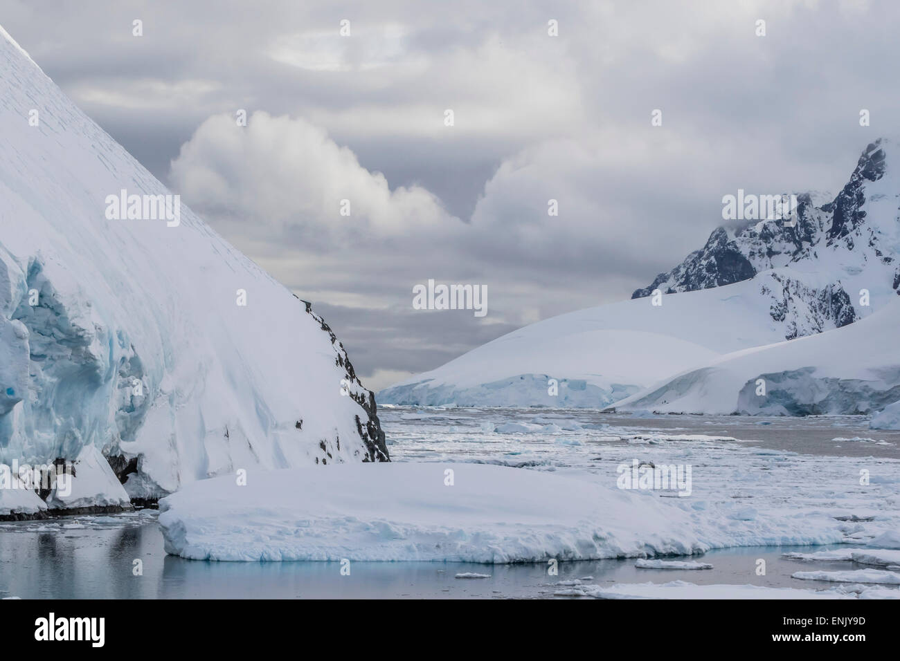 Eisschollen ersticken die Gewässer des Lemaire-Kanal, Antarktis, Polarregionen Stockfoto