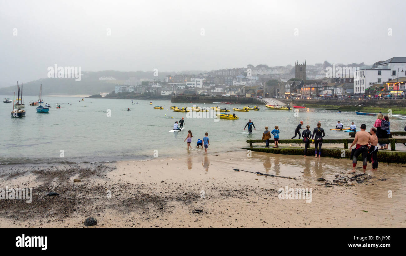 Konkurrenten Finsih damals der Biathlon-St Ives, ein Lauf zum Carbis Bay schwimmen im Meer in der Bucht. Stockfoto