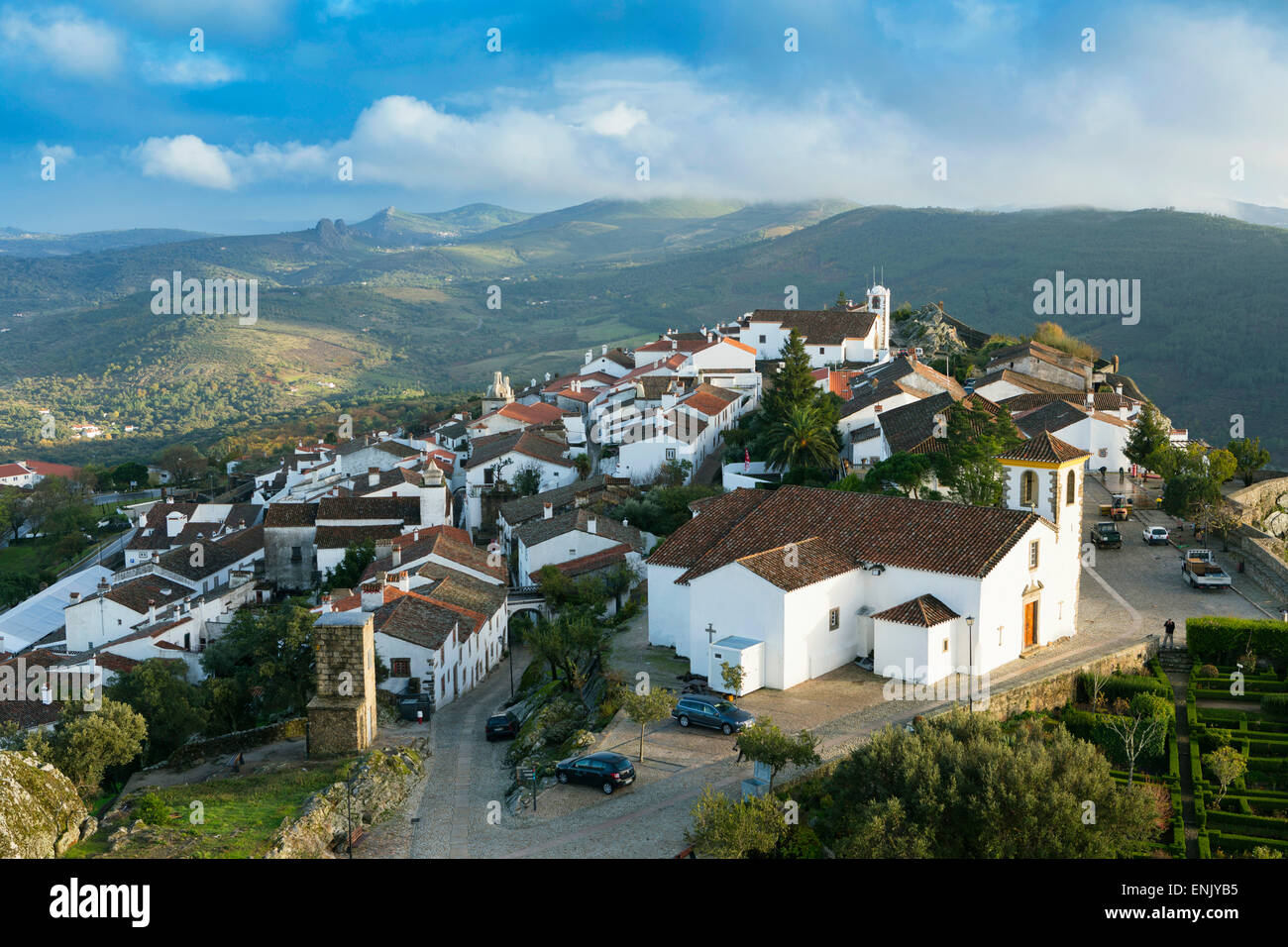 Die Pfarrkirche aus dem 15. Jahrhundert und die mittelalterliche Burg mit der Serra de Sao Mamede Bergen, Marvao, Alentejo, Portugal Stockfoto