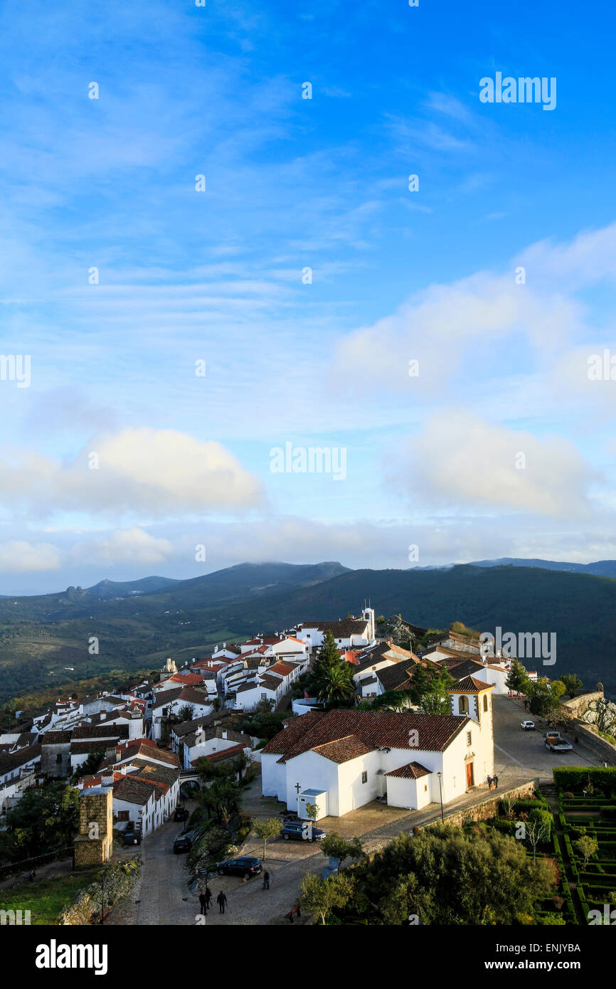 Die Pfarrkirche von 15. Jahrhundert, mittelalterliche Stadt und die Serra Sao Mamede Berge, Marvao, Alentejo, Portugal, Europa Stockfoto