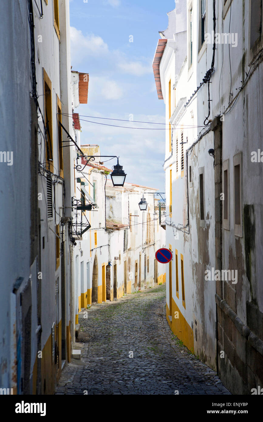 Blick entlang der mittelalterlichen gepflasterten Straße Rua Moeda im historischen Zentrum von Evora, UNESCO, Alentejo, Portugal Stockfoto