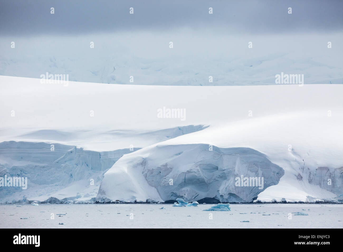Schneebedeckte Berge und Gletscher in den Polargebieten Dallmann Bay, Antarktis, Stockfoto
