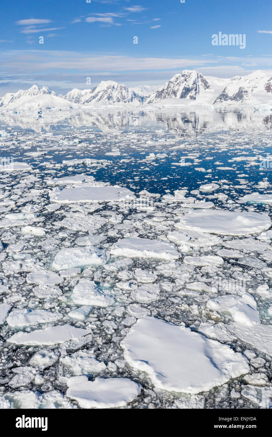 Schneebedeckte Berge säumen den Eisschollen in Penola Strait, Antarktis, Polarregionen Stockfoto