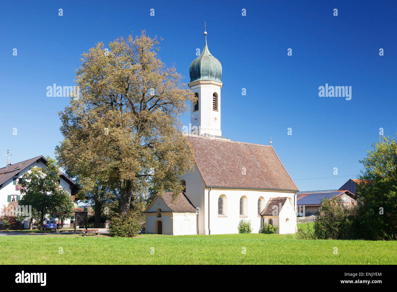 St. Leonhard Church, Froschhausen in der Nähe von Murnau am Staffelsee, Upper Bavaria, Bayern, Deutschland, Europa Stockfoto