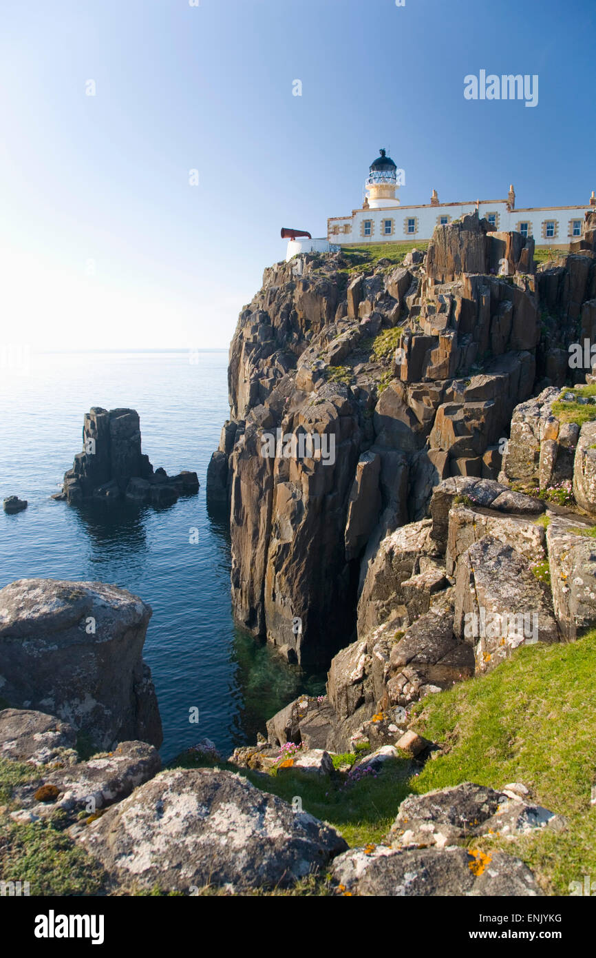 Blick auf die Klippen Leuchtturm an landschaftlich Punkt, in der Nähe von Glendale, Isle Of Skye, innere Hebriden, Highland, Schottland, Vereinigtes Königreich Stockfoto