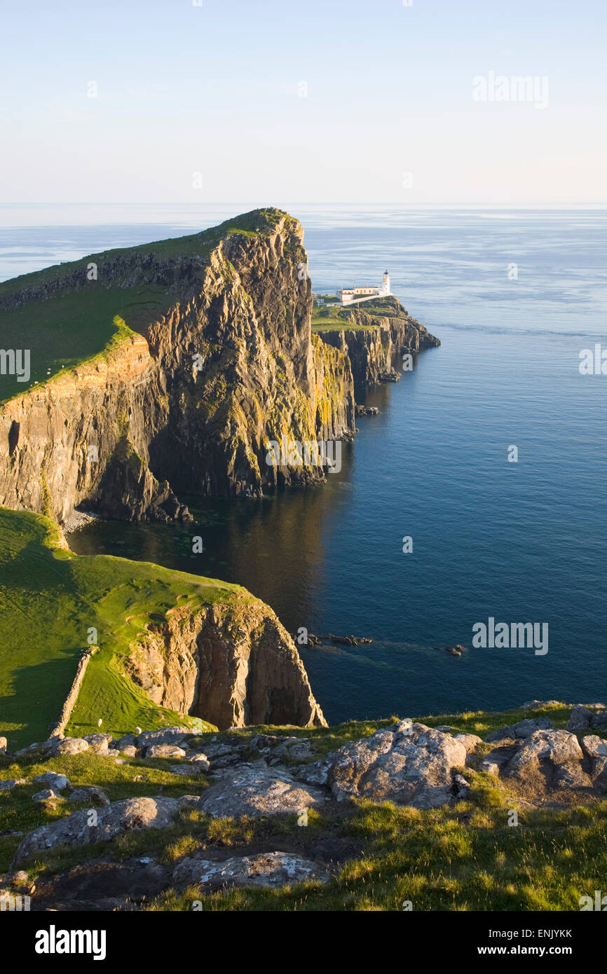 Blick auf die Klippen Leuchtturm an landschaftlich Punkt, in der Nähe von Glendale, Isle Of Skye, innere Hebriden, Highland, Schottland, Vereinigtes Königreich Stockfoto