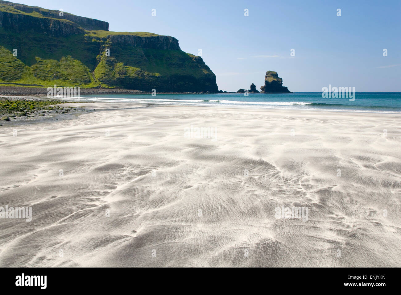 Blick über den schwarzen und weißen Sand des Talisker Bay, in der Nähe von Carbost, Isle Of Skye, innere Hebriden, Highland, Schottland, UK Stockfoto