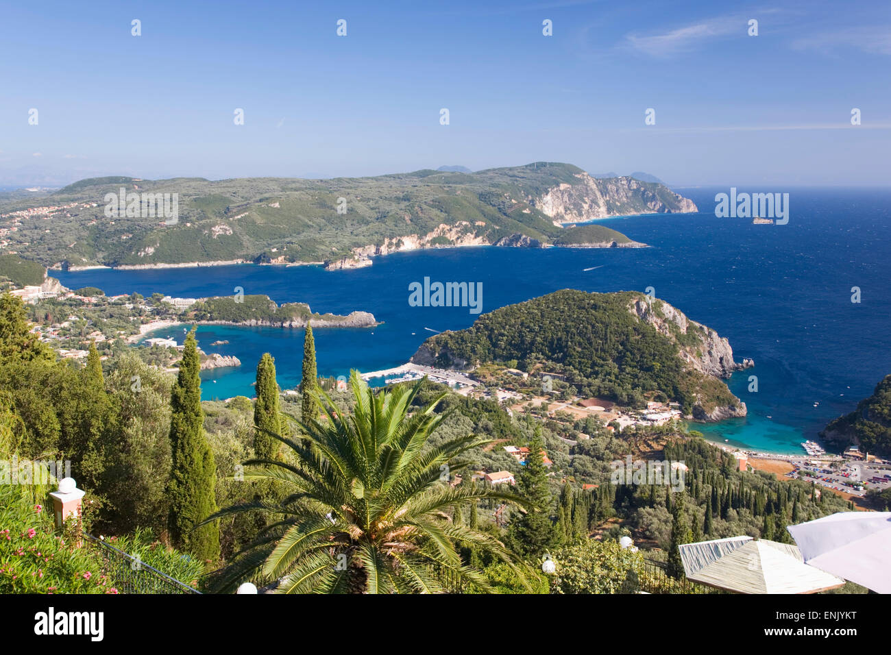 Blick über die Bucht von Liapades aus Sicht der Hügel in der Nähe von Lakones, Paleokastritsa, Korfu, Ionische Inseln, griechische Inseln, Griechenland, Europa Stockfoto