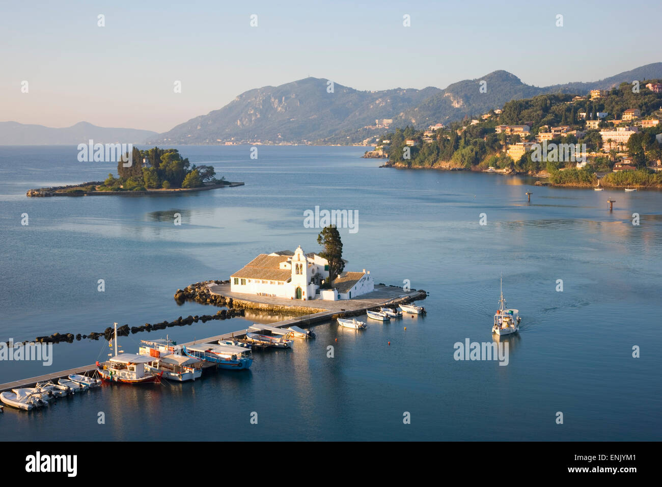 Blick auf das Kloster Panagia Vlacherna, kleines Boot nähert, Kanoni, Korfu, Corfu, Ionische Inseln, griechische Inseln Stockfoto