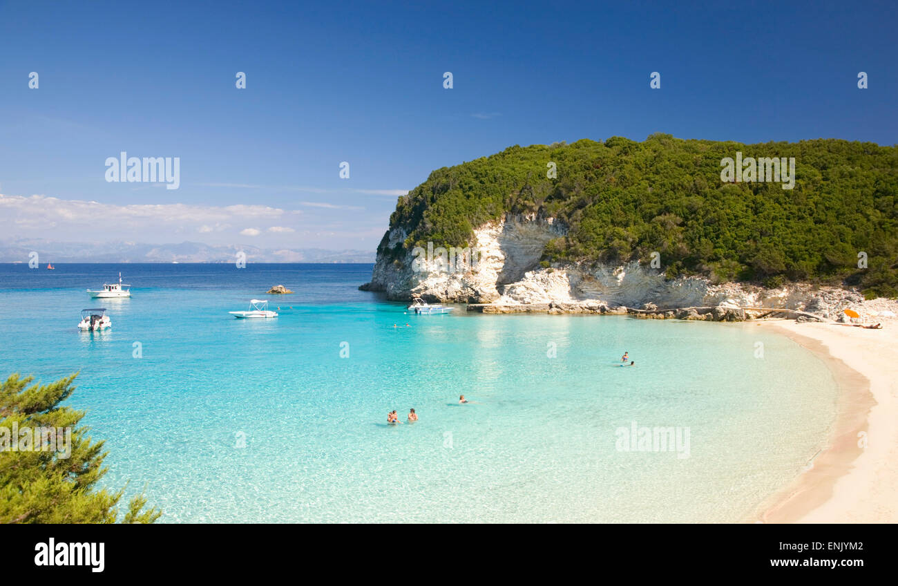 Blick über das klare türkisfarbene Wasser der Bucht Vrika, Antipaxos, Paxi, Corfu, Ionische Inseln, griechische Inseln, Griechenland, Europa Stockfoto