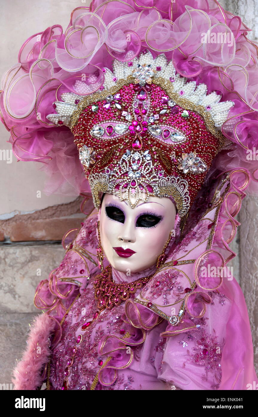 Lady in einem rosa Kleid und Bejeweled Hut, Karneval in Venedig, Venedig, Veneto, Italien, Europa Stockfoto