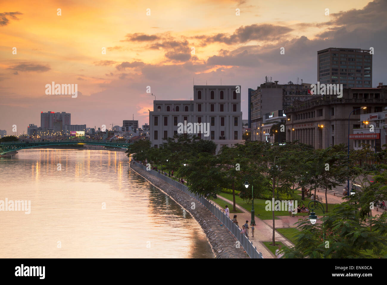 Blick auf Park und Ben Ngde Fluss bei Sonnenuntergang, Ho-Chi-Minh-Stadt, Vietnam, Indochina, Südostasien, Asien Stockfoto