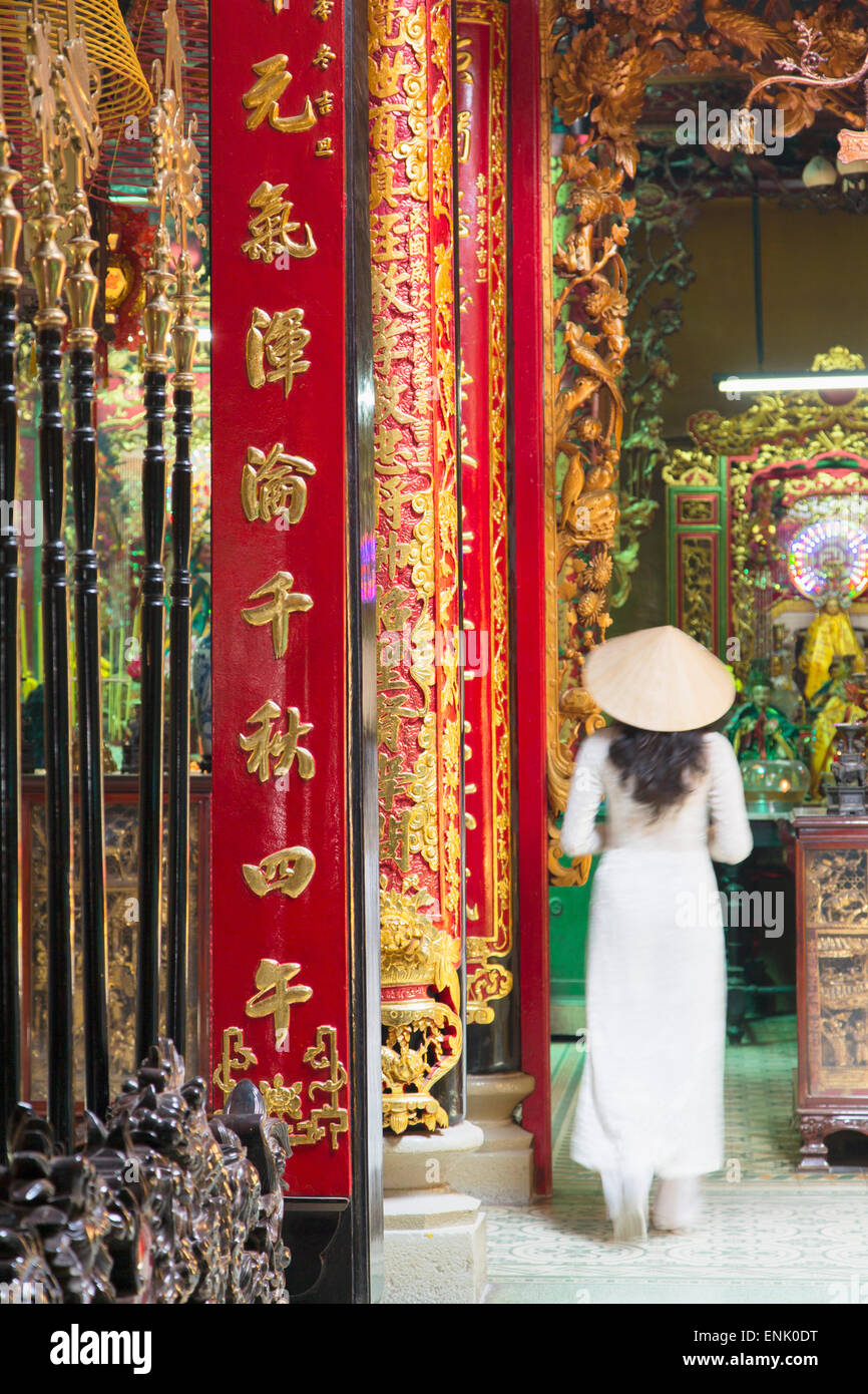 Frau trägt Ao Dai Kleid an Phuoc An Hoi Quan Pagode, Cholon, Ho-Chi-Minh-Stadt, Vietnam, Indochina, Südostasien, Asien Stockfoto