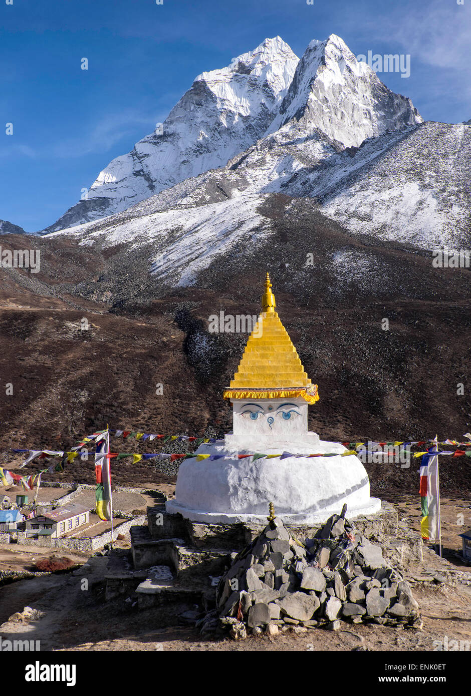 Buddhistische Stupa außerhalb der Stadt von Dingboche im Himalaya, Nepal, Asien Stockfoto