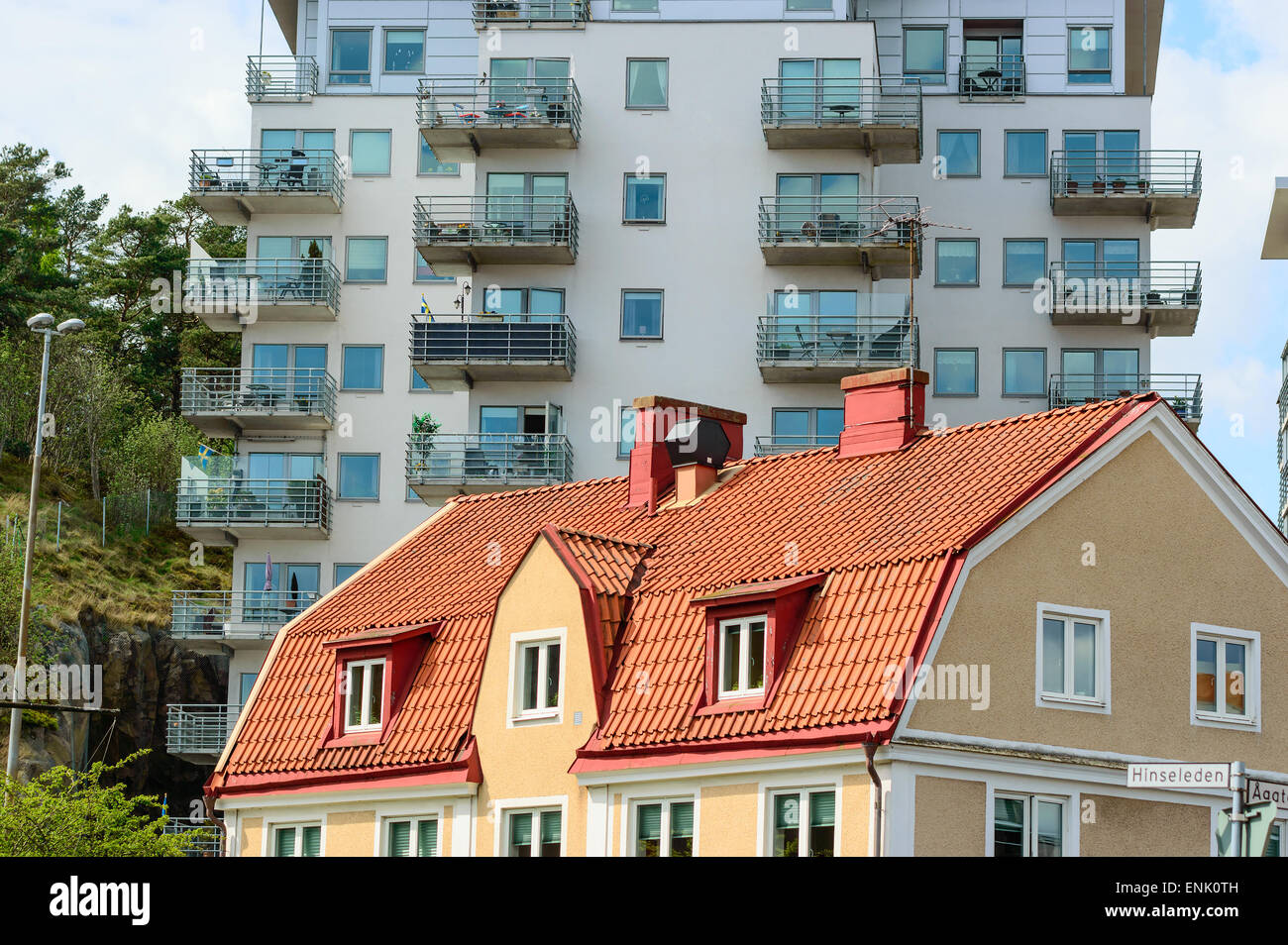 KARLSHAMN, Schweden - 6. Mai 2015: Die modernen Hochhäuser auf die ältere und kleinere Gebäude in Karlshammn schließen auf. Hier sind zwei Gebäude in der Nähe, die die Entwicklung zu veranschaulichen. Stockfoto