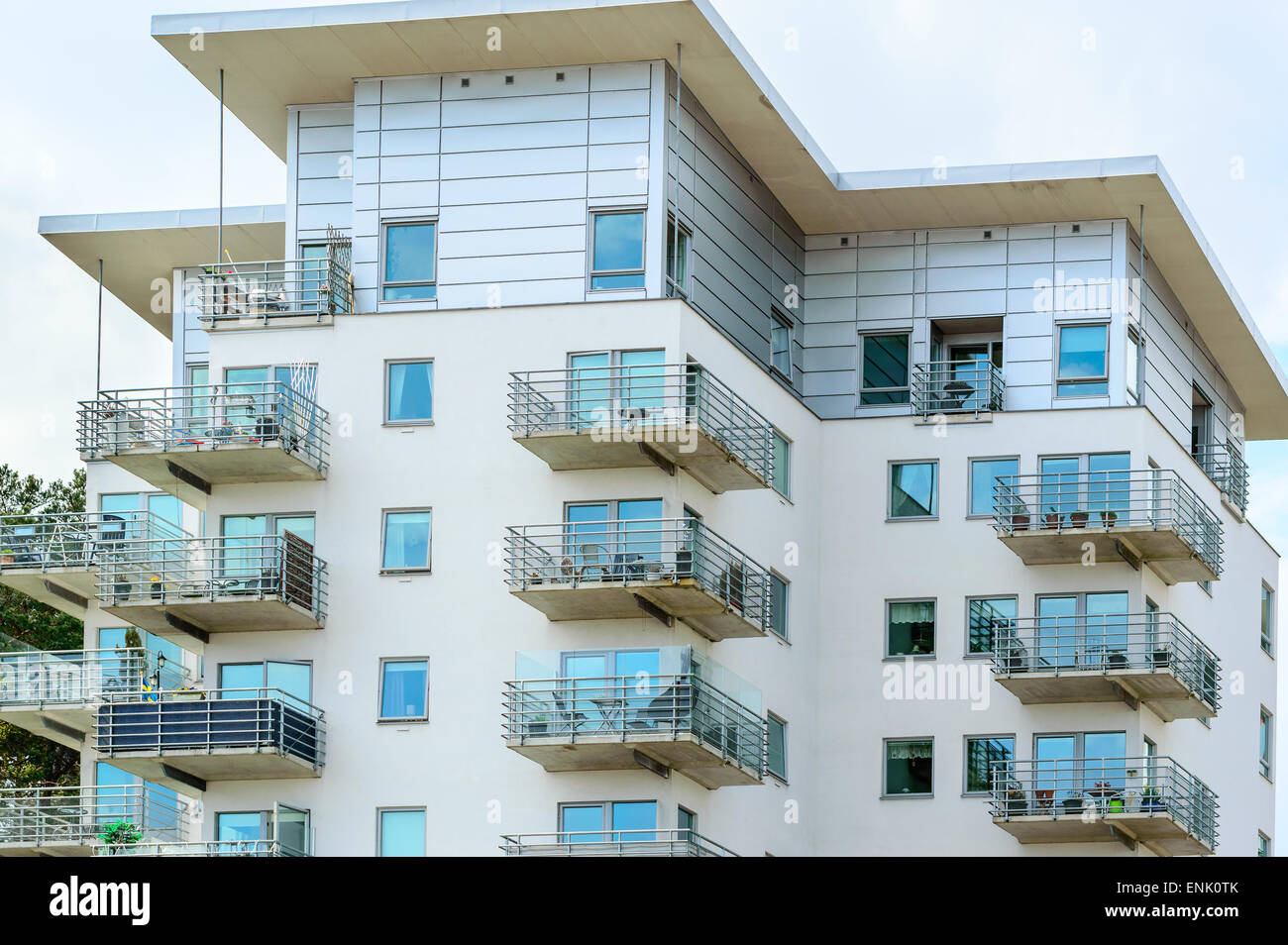 KARLSHAMN, Schweden - 6. Mai 2015: Oberen Etagen des modernen Hochhaus Wohnungen mit Balkonen im Zentrum von Karlshamn. Stockfoto