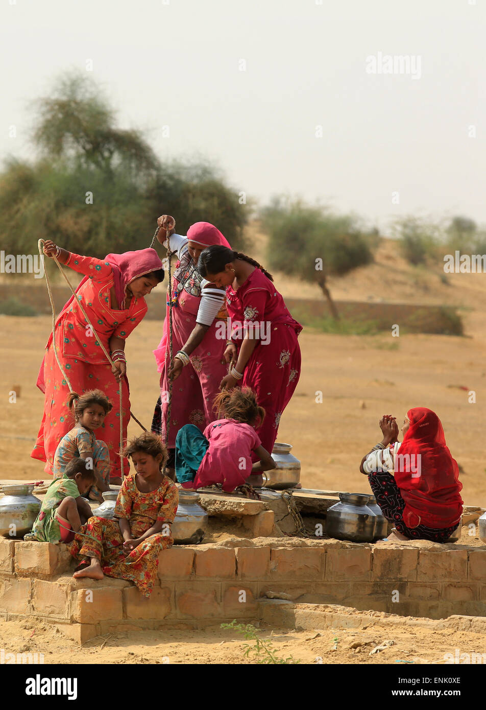 JAISALMER, Indien - November 9,2014: unbekannte Frauen Wasserform Brunnen zu ziehen und zu sich nach Hause zu nehmen. Stockfoto
