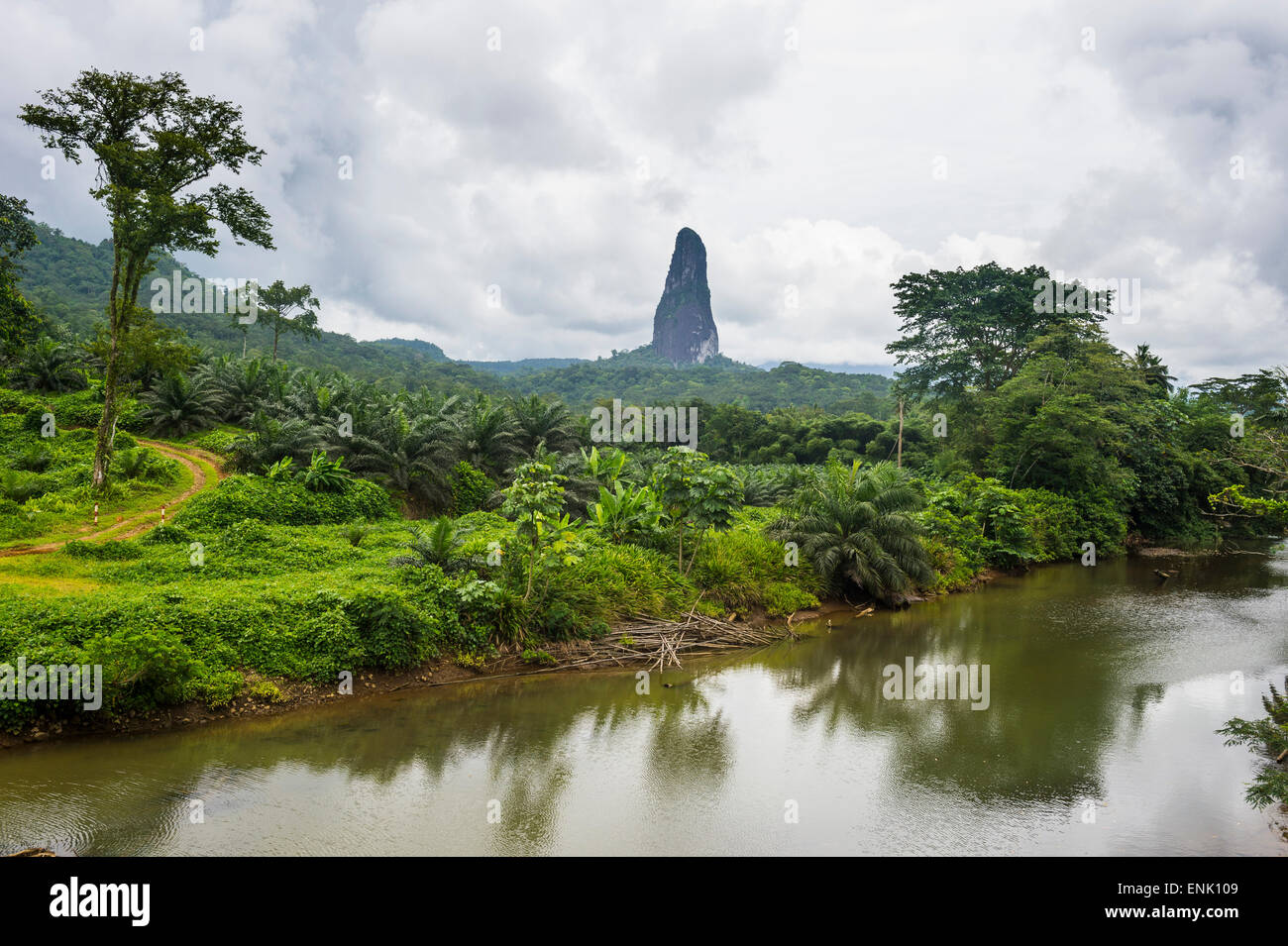 Fluss fließt vor der Ostküste ungewöhnlichen Monolith, Pico Cao Grande São Tomé, Sao Tome und Principe, Atlantik, Afrika Stockfoto