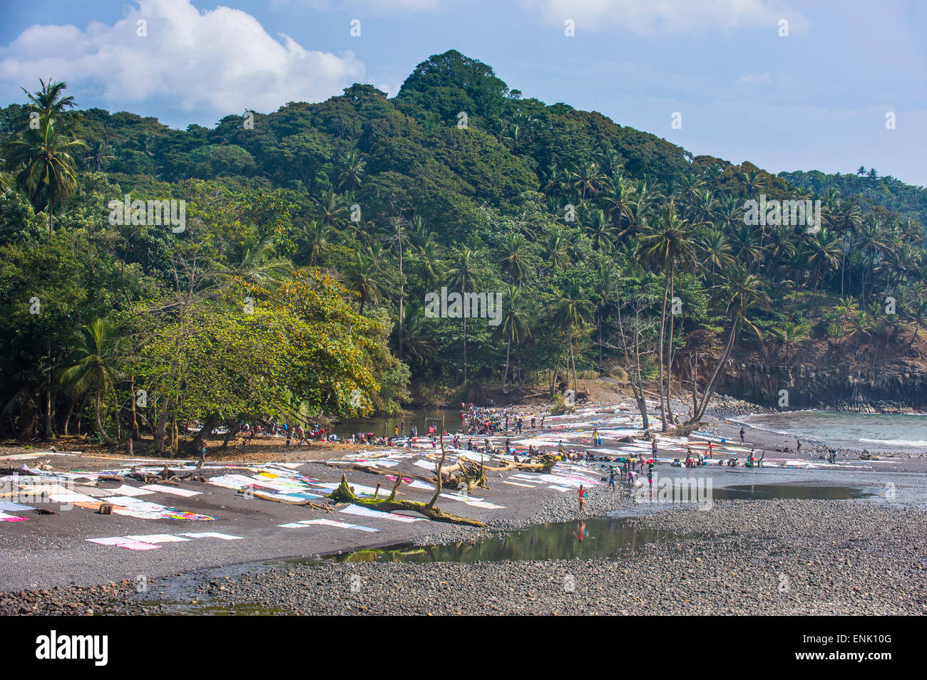 Nasse Kleidung trocknen an einem steinigen Strand, Ostküste von São Tomé, Sao Tome und Principe, Atlantik, Afrika Stockfoto