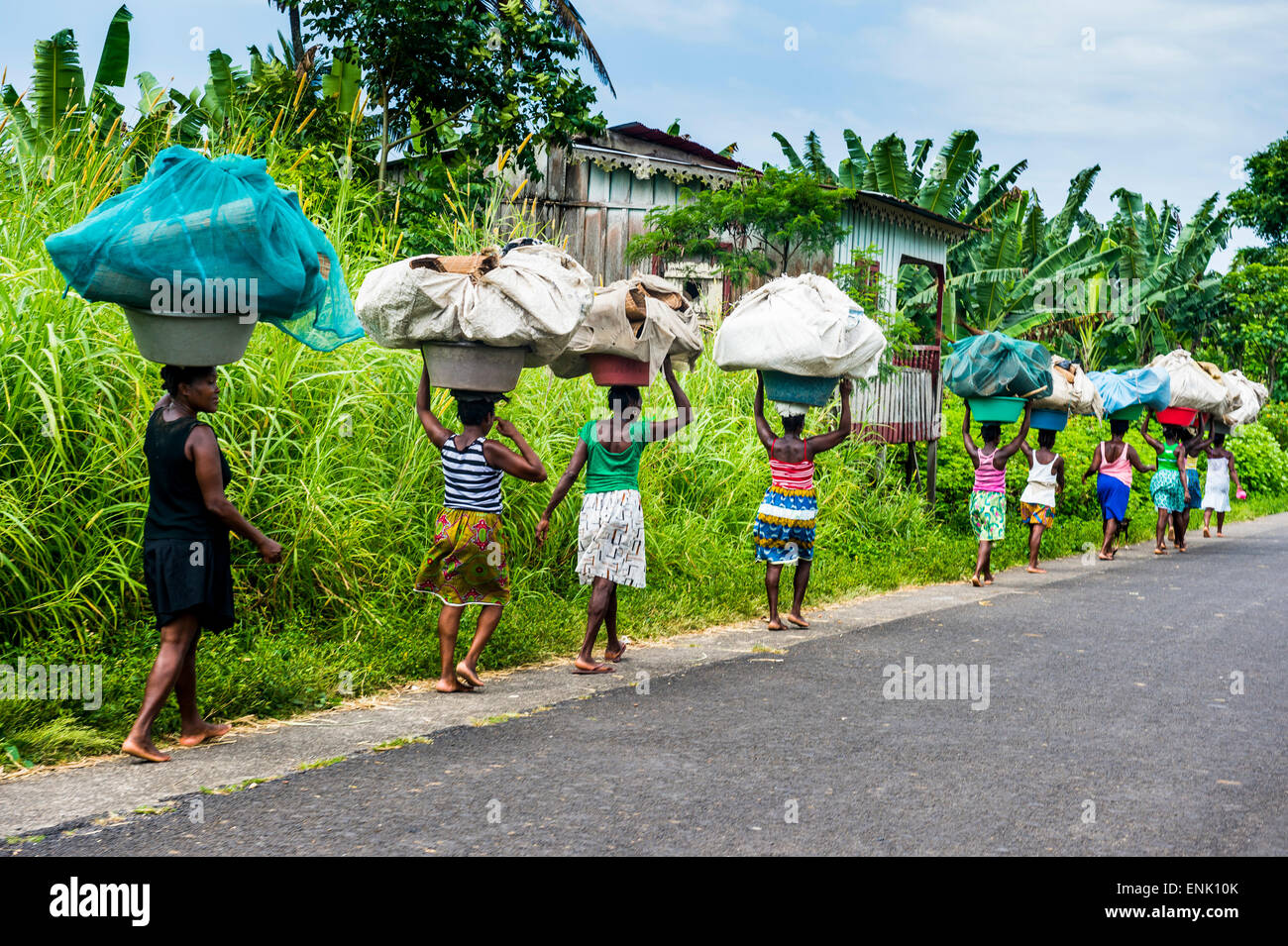 Frauen, die riesigen Körben auf ihren Köpfen, São Tomé, Sao Tome und Principe, Nordatlantik, Afrika Stockfoto