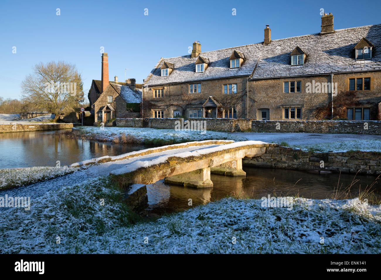 Steinerne Brücke und Cotswold Hütten im Schnee, Lower Slaughter, Cotswolds, Gloucestershire, England, Vereinigtes Königreich, Europa Stockfoto