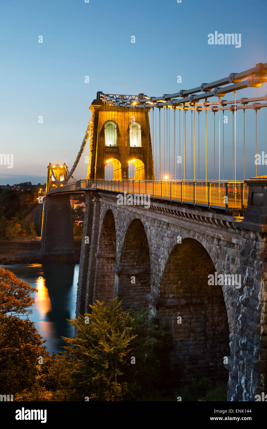 Menai Hängebrücke in der Nacht, gebaut im Jahre 1826 von Thomas Telford, Bangor, Gwynedd, Wales, Vereinigtes Königreich, Europa Stockfoto